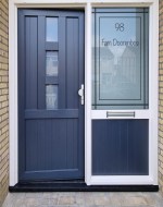 Raamfolie voordeur strakke randen, huisnr en naam